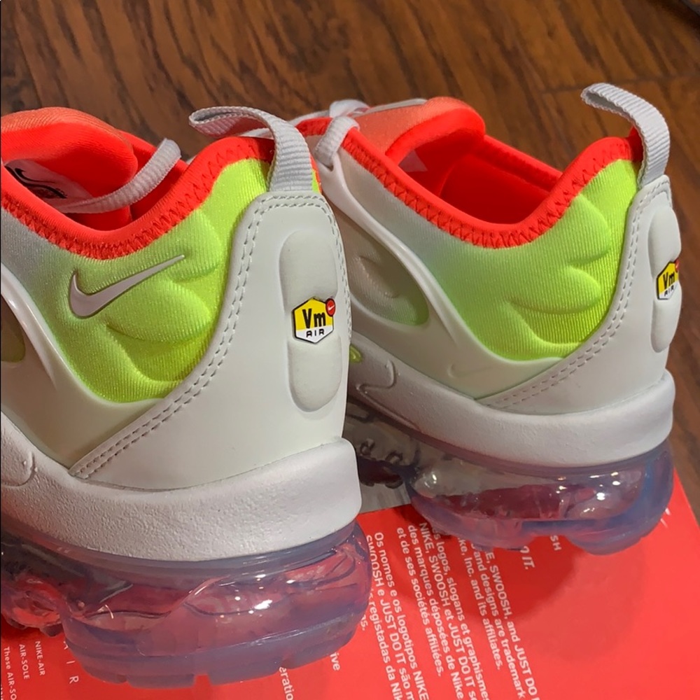 WMNS AIR VAPORMAX PLUS - Picture 13 of 16